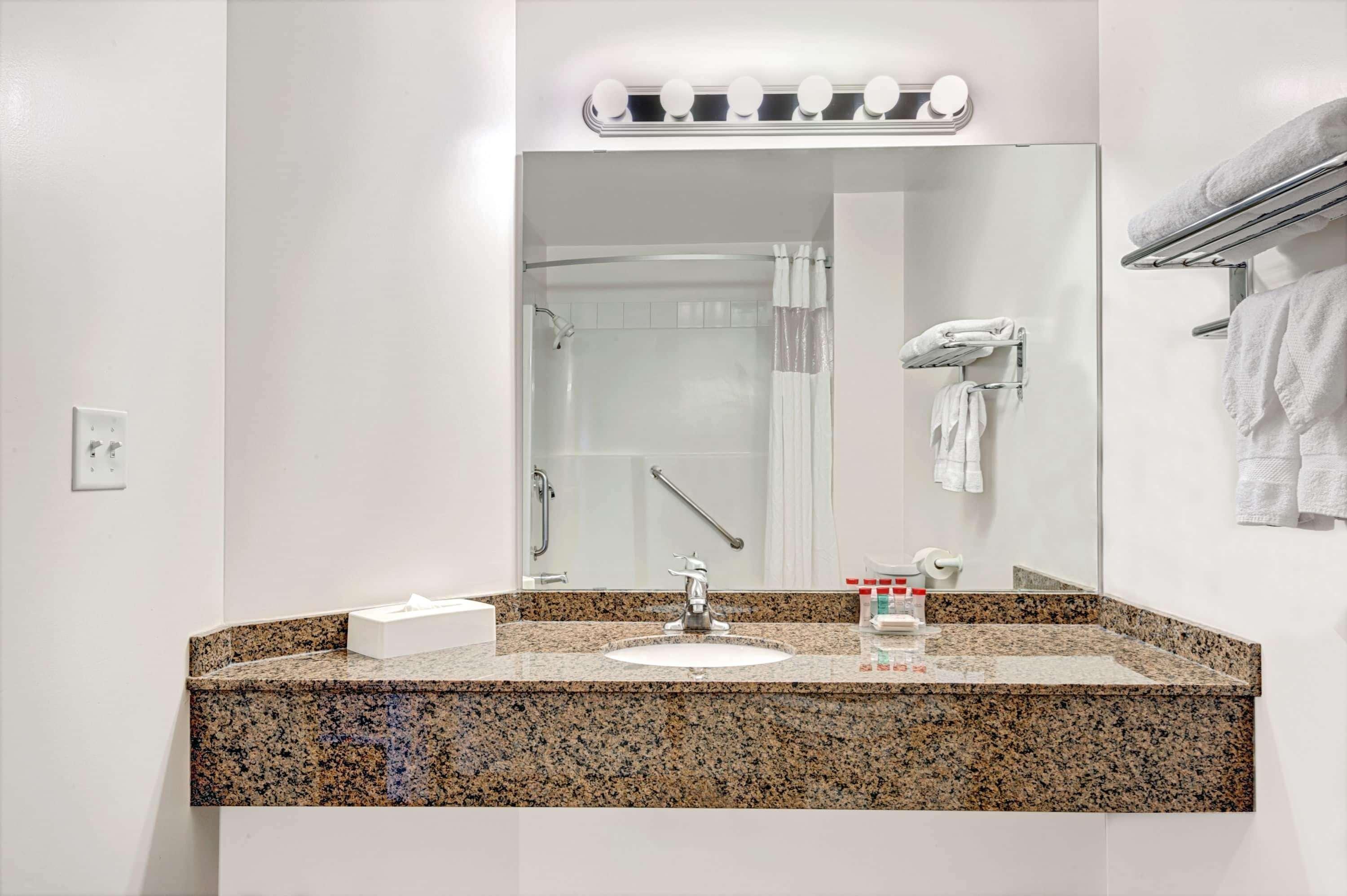 Quality Inn & Suites Edmonton International Airport Ледюк Екстериор снимка