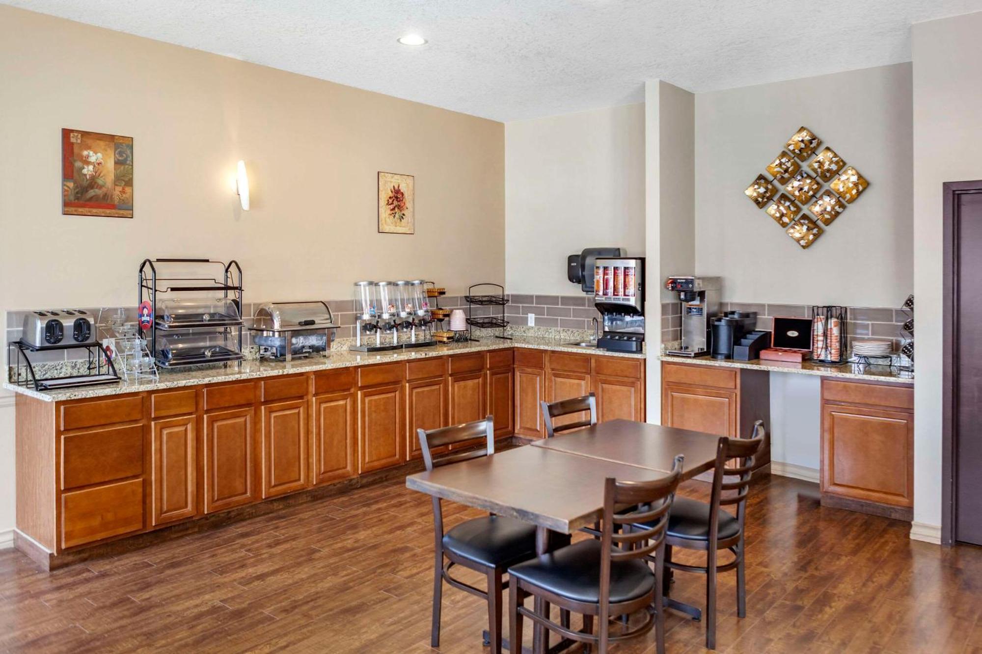 Quality Inn & Suites Edmonton International Airport Ледюк Екстериор снимка