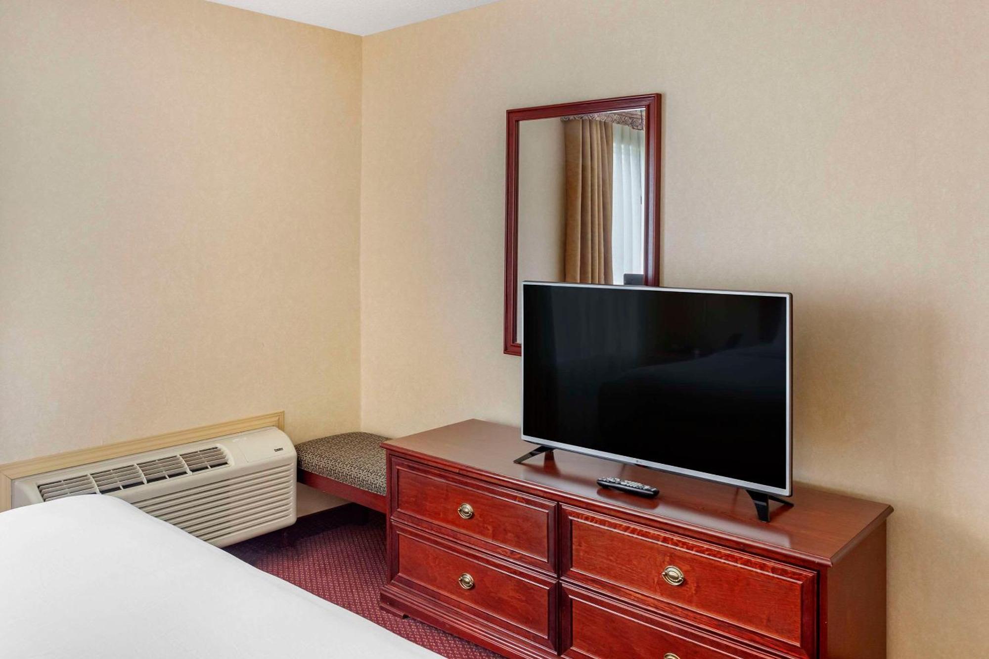 Quality Inn & Suites Edmonton International Airport Ледюк Екстериор снимка