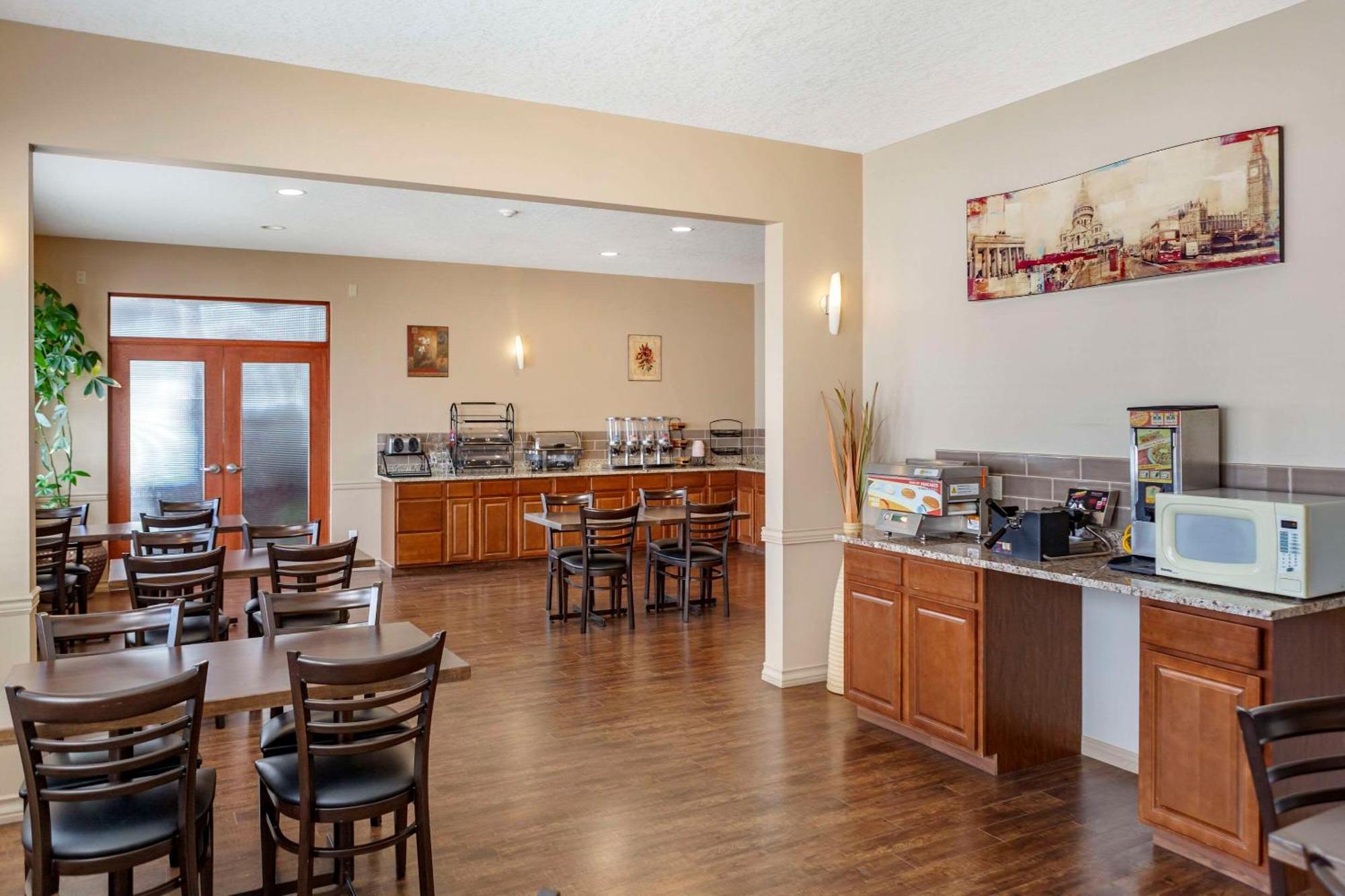 Quality Inn & Suites Edmonton International Airport Ледюк Екстериор снимка