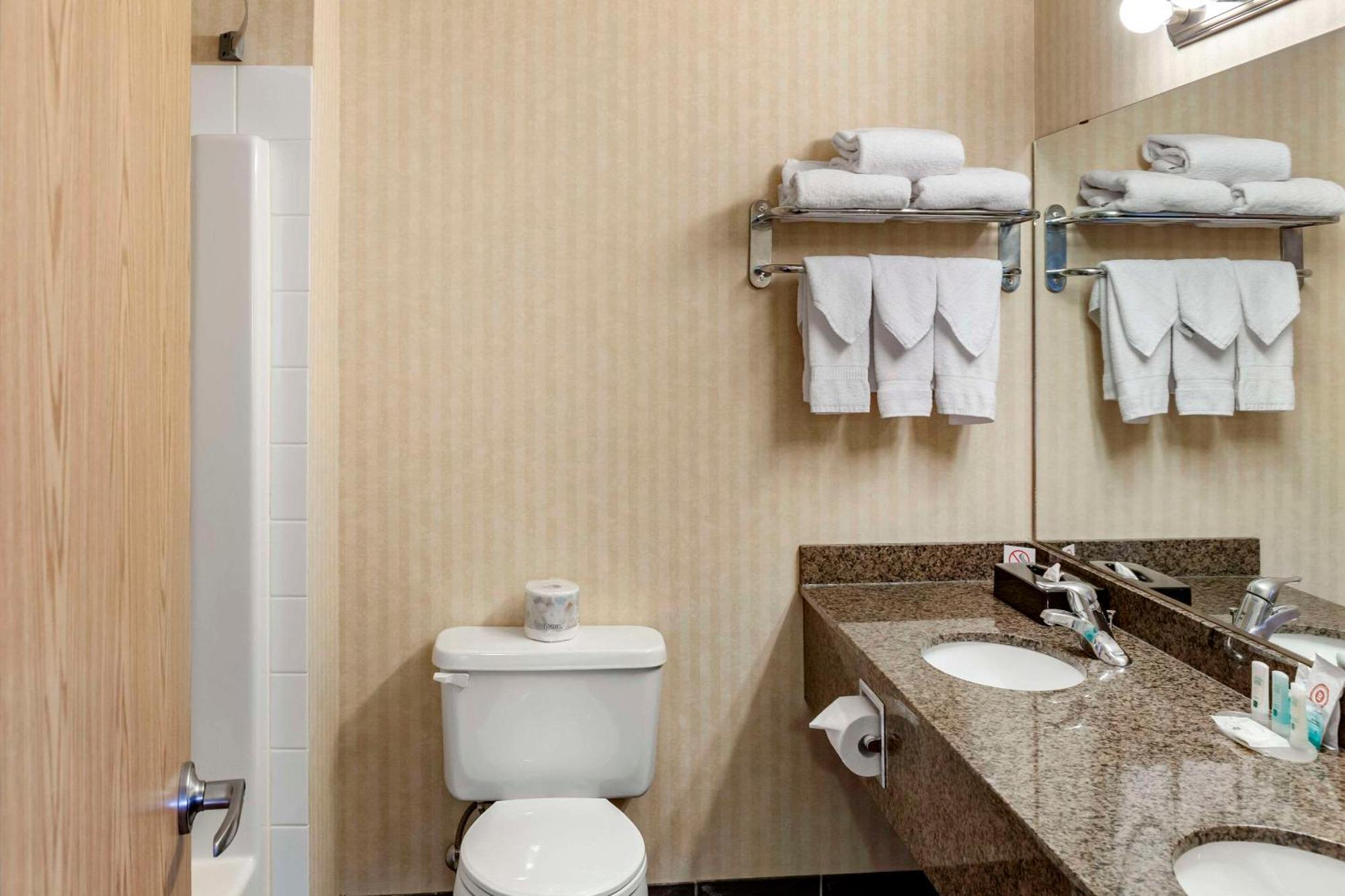 Quality Inn & Suites Edmonton International Airport Ледюк Екстериор снимка