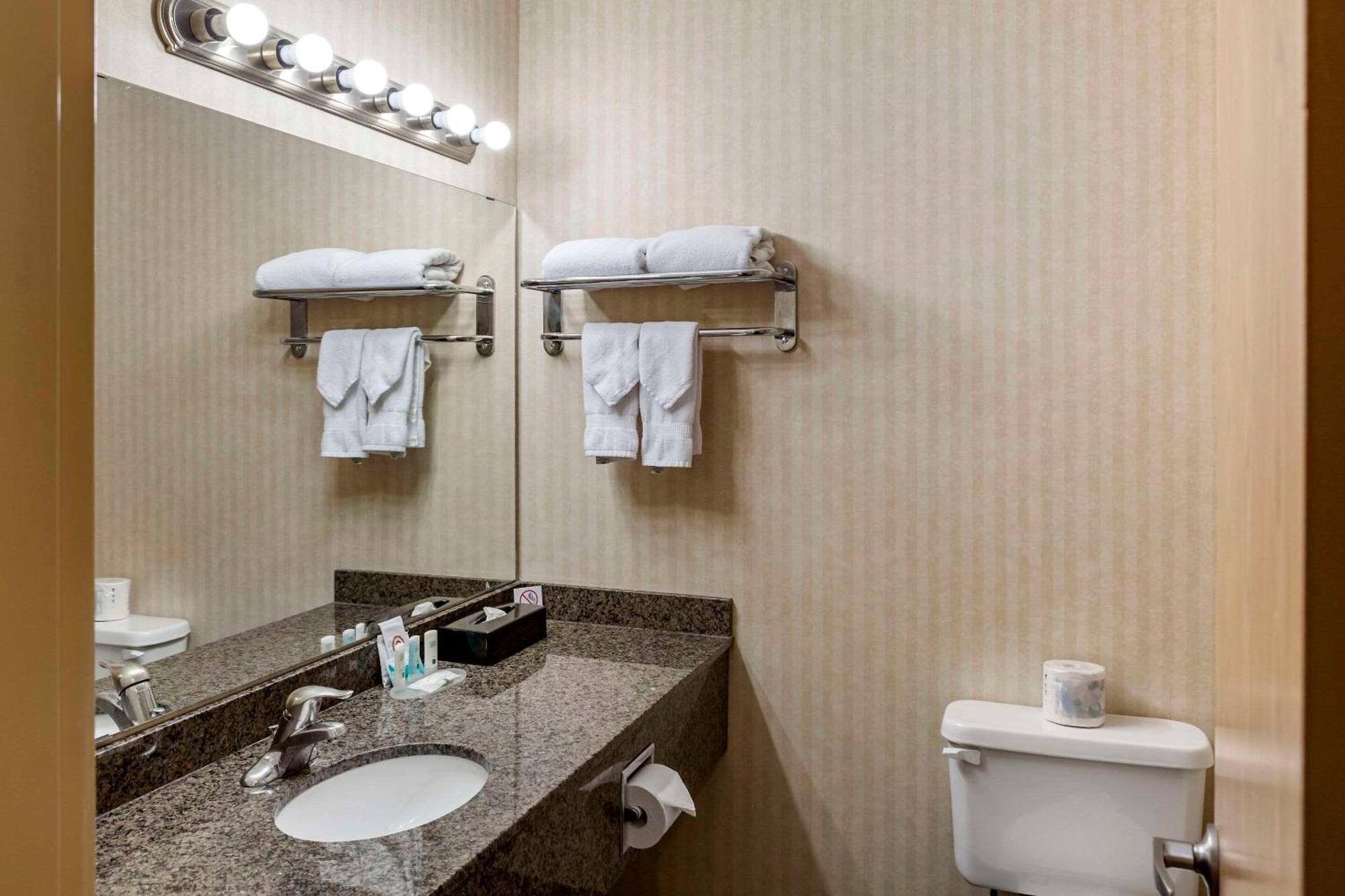Quality Inn & Suites Edmonton International Airport Ледюк Екстериор снимка