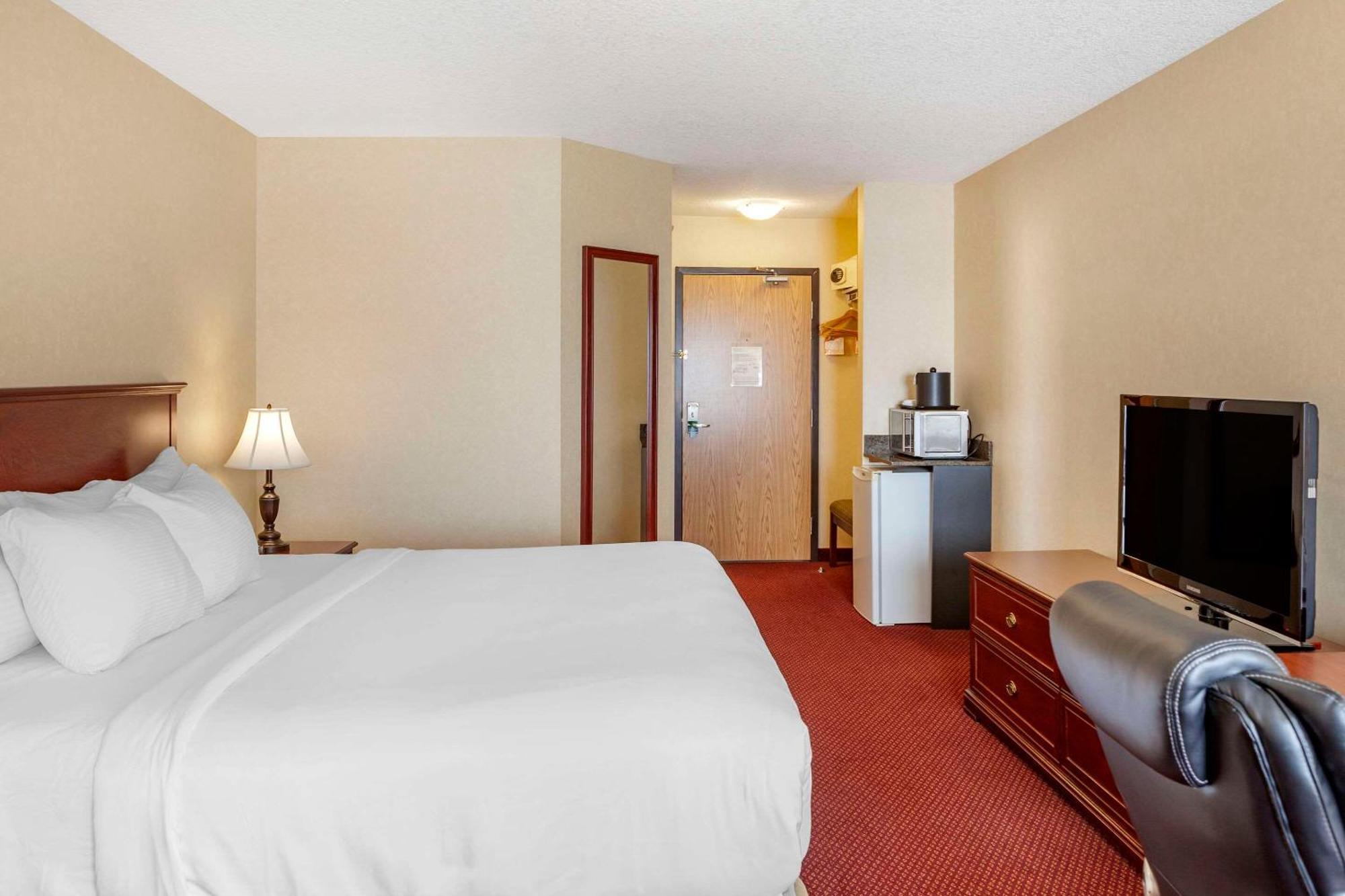 Quality Inn & Suites Edmonton International Airport Ледюк Екстериор снимка