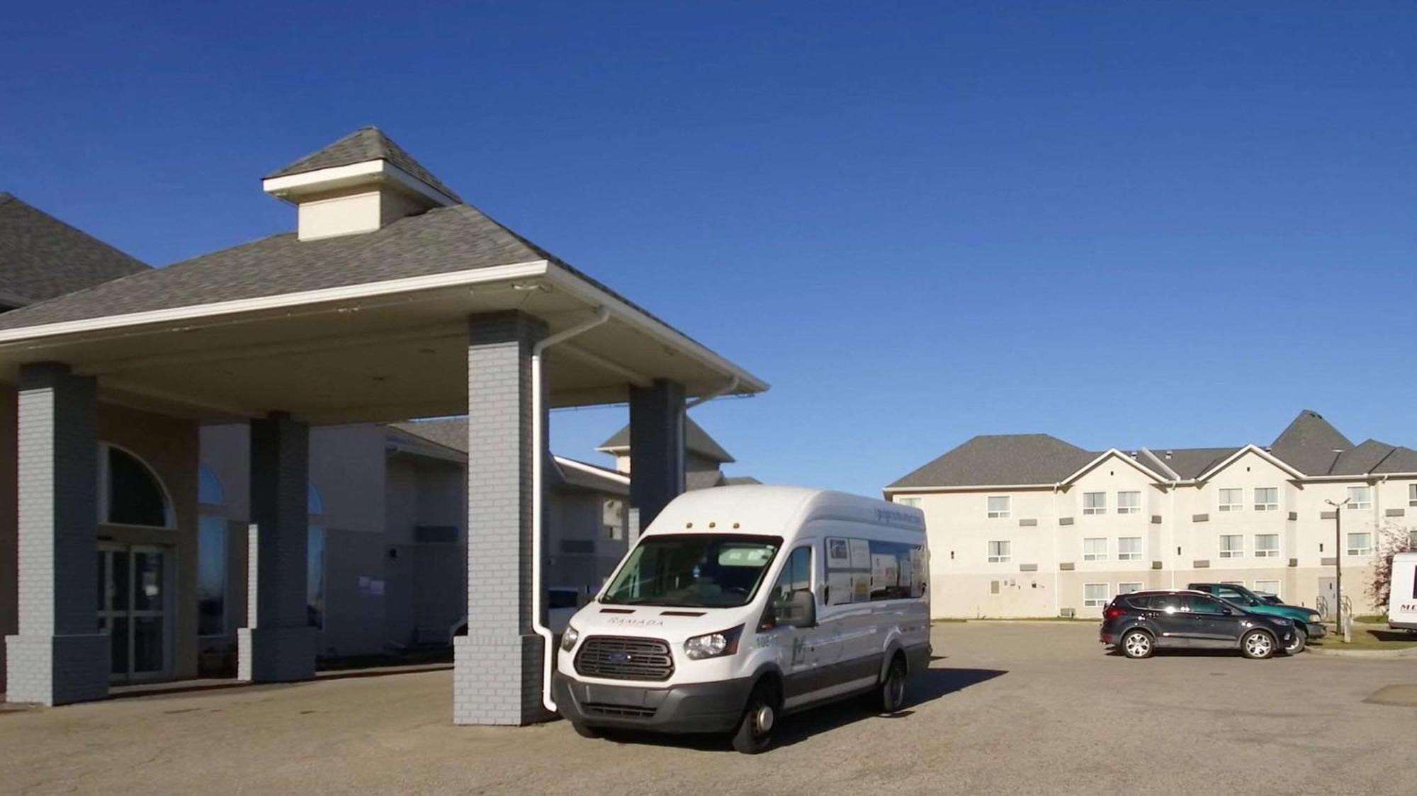 Quality Inn & Suites Edmonton International Airport Ледюк Екстериор снимка