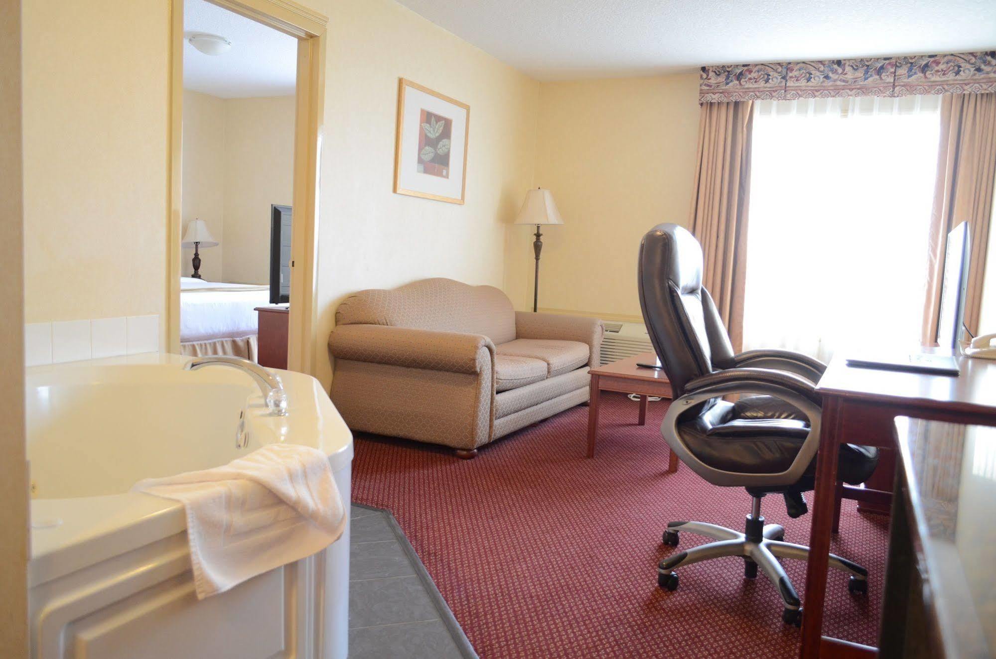 Quality Inn & Suites Edmonton International Airport Ледюк Екстериор снимка